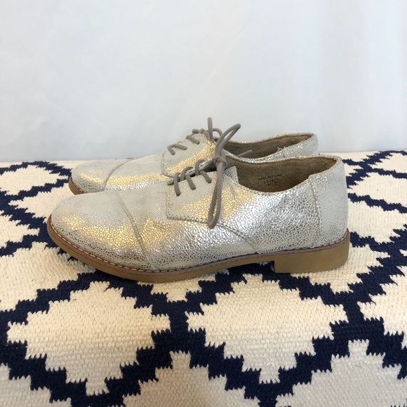 Toms silver metallic oxfords size 7.5 EUC - Picture 1 of 6
